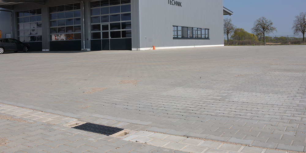 NEUBAU EINES PARKPLATZ IN BETONBAUWEISE